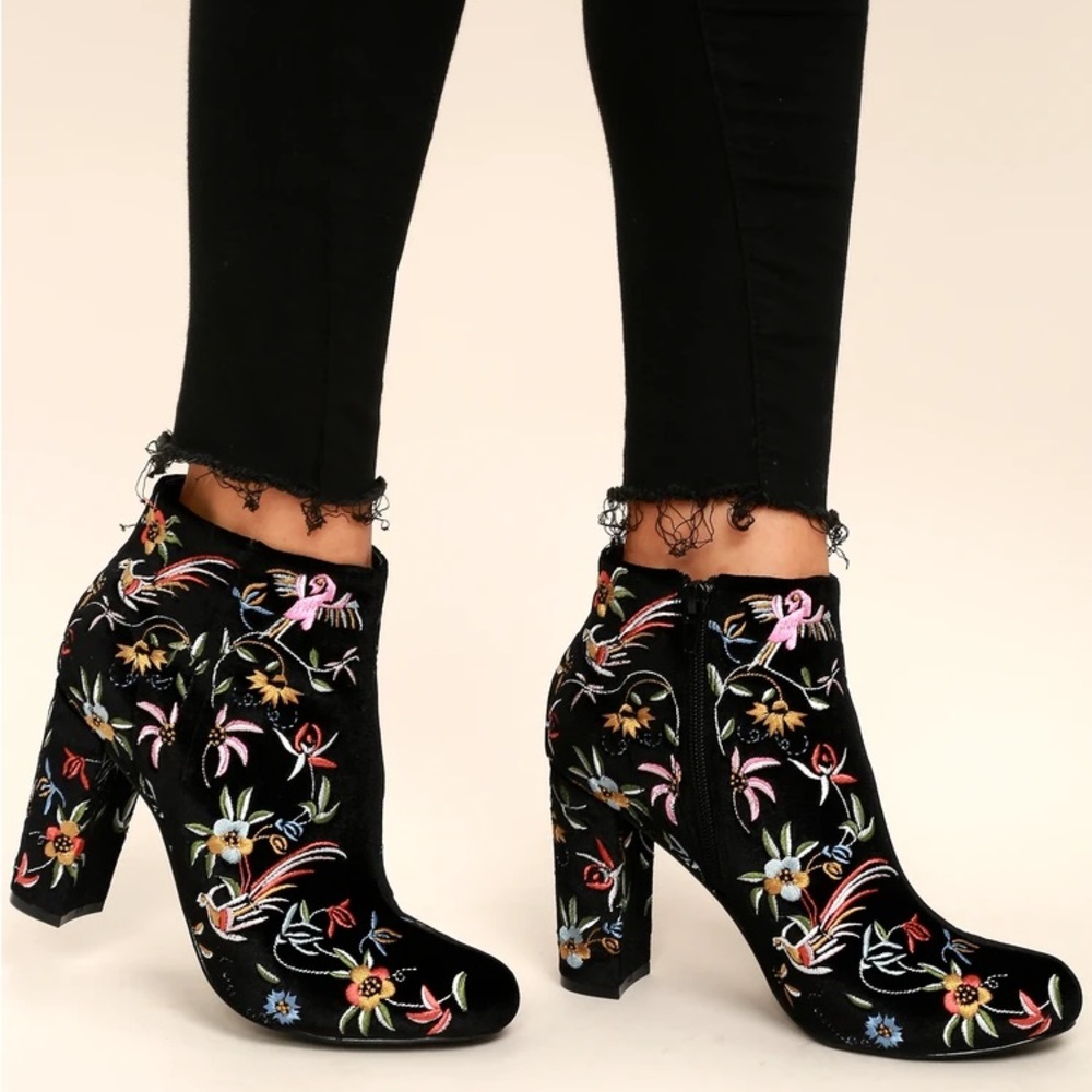Quetzal black velvet embroidered anklet bootie
